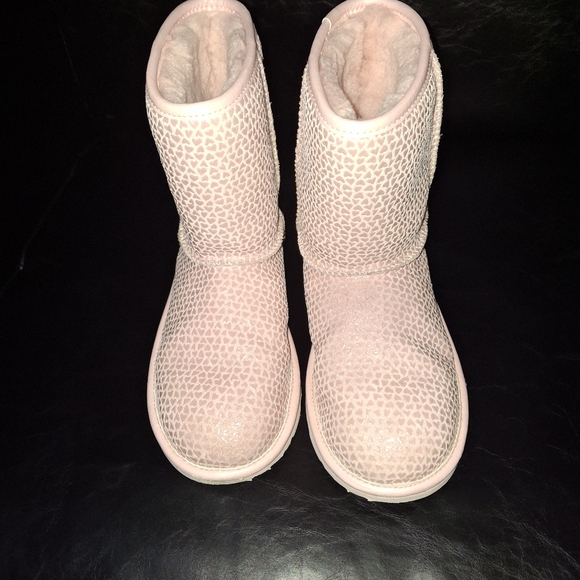 UGG Classic II Girls Pink Gel Heart Boots size 5 - Picture 1 of 3